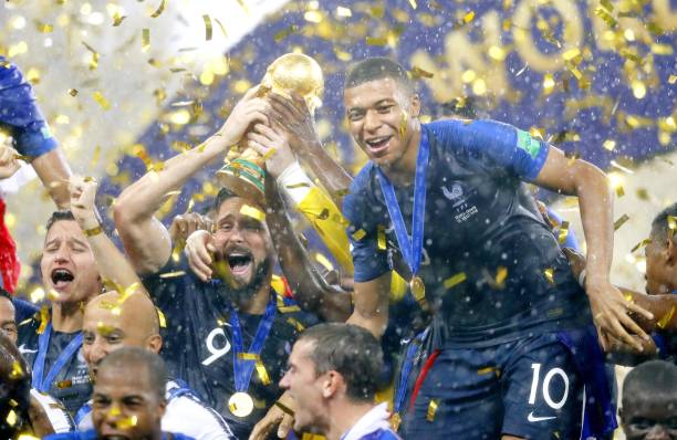 现在他与队 现在他与队